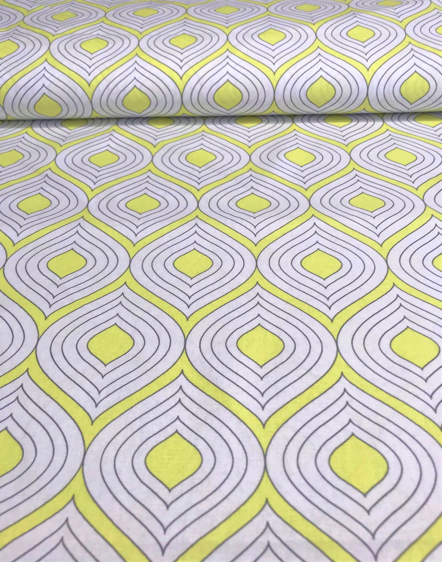 Coton formes géométriques grises , fond jaune-2311-18